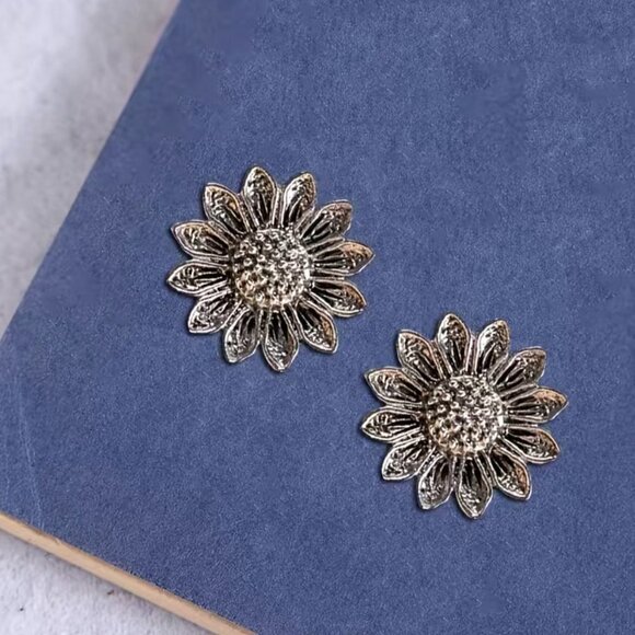 Sunflower or Daisy Stud Earrings #1149 - Picture 5 of 6